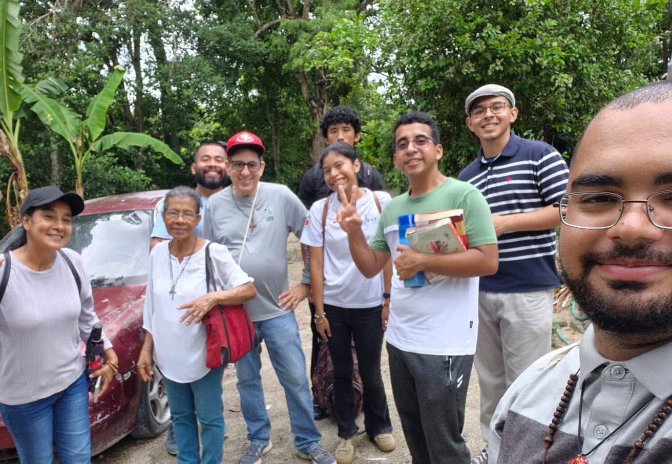 Voluntarias de Verano Misionero visitando una comunidad